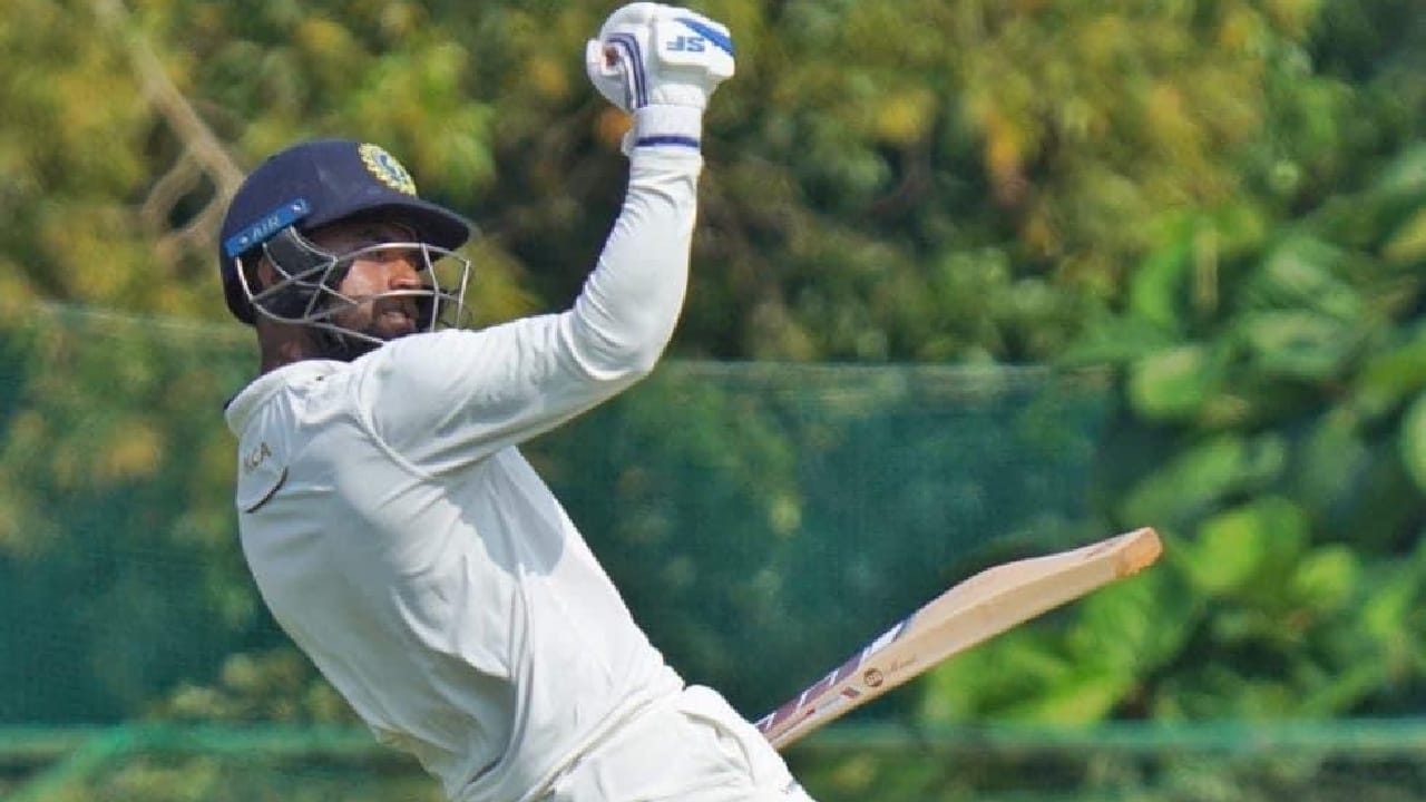 രഞ്ജി ട്രോഫി ചരിത്രത്തിലെ തന്നെ ആദ്യ ഫൈനലിലായി കേരളം തയ്യാറെടുക്കുമ്പോൾ ക്യാപ്റ്റൻ സച്ചിൻ ബേബി ഒരുങ്ങുന്നത് തൻ്റെ നൂറാം ഫസ്റ്റ് ക്ലാസ് മത്സരത്തിനാണ്. 15 വർഷം നീണ്ട ക്രിക്കറ്റ് കരിയറാണ് ഇതോടെ പൂർത്തിയാവുന്നത്. 2009-2010 സീസണിലാണ് സച്ചിൻ ബേബി രഞ്ജി ട്രോഫിയിൽ അരങ്ങേറുന്നത്. (Image Courtesy - Social Media)
