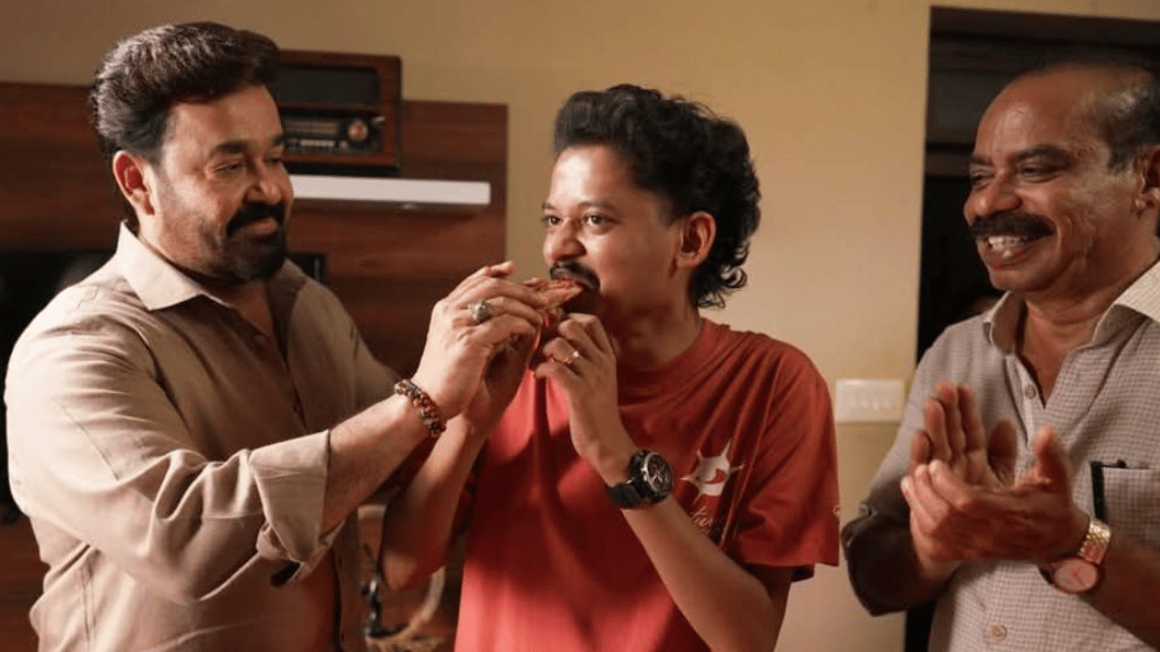 Sangeth Prathap: കേക്ക് വരാൻ വൈകി... മോഹൻലാലിനൊപ്പം പഴംപൊരി മുറിച്ച് ആഘോഷം; പിറന്നാളാഘോഷിച്ച് അമൽ ഡേവീസ് Sangeth Prathap: കേക്ക് വരാൻ വൈകി... മോഹൻലാലിനൊപ്പം പഴംപൊരി മുറിച്ച് ആഘോഷം; പിറന്നാളാഘോഷിച്ച് അമൽ ഡേവീസ്