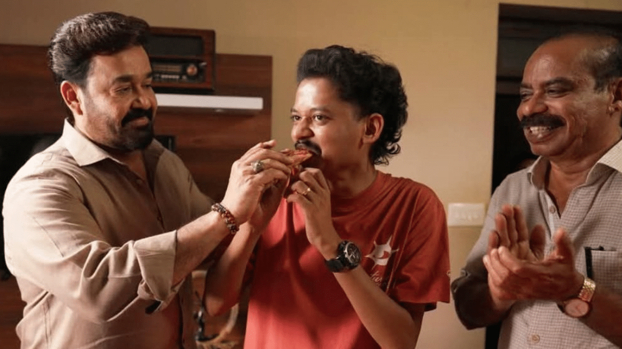 Sangeth Prathap: കേക്ക് വരാൻ വൈകി… മോഹൻലാലിനൊപ്പം പഴംപൊരി മുറിച്ച് ആഘോഷം; പിറന്നാളാഘോഷിച്ച് ‘അമൽ ഡേവീസ്’ Sangeth Prathap: കേക്ക് വരാൻ വൈകി… മോഹൻലാലിനൊപ്പം പഴംപൊരി മുറിച്ച് ആഘോഷം; പിറന്നാളാഘോഷിച്ച് ‘അമൽ ഡേവീസ്’