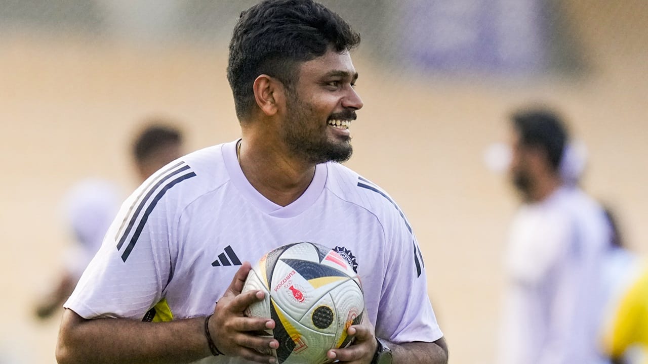 സഞ്ജു സാംസണിനെ സംബന്ധിച്ച് മറക്കാന്‍ ആഗ്രഹിക്കുന്ന ഒരു പരമ്പരയാകും ഇംഗ്ലണ്ടിനെതിരെ നടന്നത്. പരമ്പരയിലെ അഞ്ച് മത്സരങ്ങളിലും അവസരം ലഭിച്ചിട്ടും താരത്തിന് അത് വിനിയോഗിക്കാനായില്ല. അഞ്ച് തവണയും ഷോര്‍ട്ട് ബോളില്‍ പിഴച്ചു. ദക്ഷിണാഫ്രിക്കയ്‌ക്കെതിരെയും, ബംഗ്ലാദേശിനെതിരെയും തകര്‍ത്തടിച്ച സഞ്ജുവിനെയല്ല ഇംഗ്ലണ്ടിനെതിരെ കണ്ടത് (Image Credits : PTI)