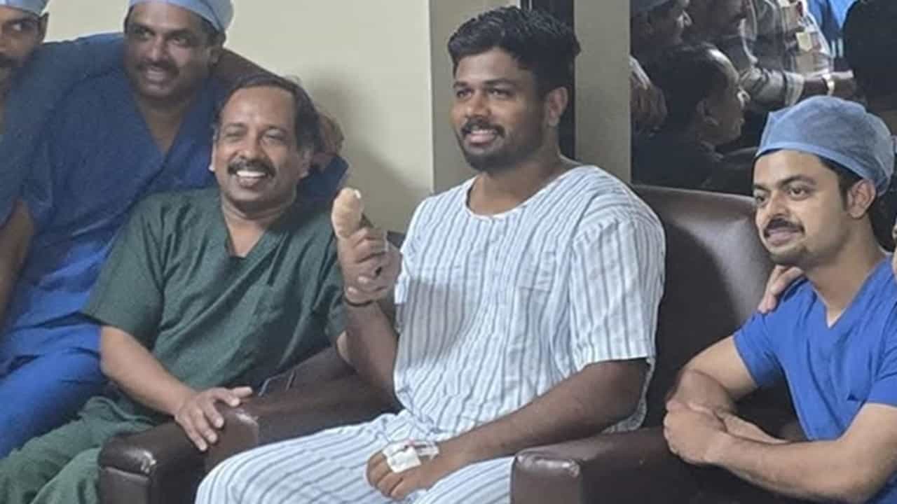 Sanju Samson : ചികിത്സയ്ക്കിടെ ചിരിച്ചുകൊണ്ട് സഞ്ജുവിന്റെ പോസ്; ആശുപത്രി ജീവനക്കാര്‍ക്കൊപ്പമുള്ള ചിത്രം വൈറല്‍; ആശംസകളോടെ ആരാധകര്‍