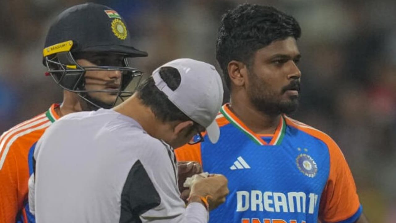 ഇംഗ്ലണ്ടിനെതിരായ അവസാന ടി20യിൽ വിരലിന് പരിക്കേറ്റ മലയാളി താരം സഞ്ജു സാംസൺ അഞ്ച് മുതൽ ആറ് ആഴ്ച വരെ പുറത്തിരിക്കിമെന്ന് റിപ്പോർട്ട്. ഇതോടെ രഞ്ജി ട്രോഫി ക്വാർട്ടർ മത്സരവും ഐപിഎൽ സീസണിലെ ആദ്യ ചില മത്സരങ്ങളും സഞ്ജുവിന് നഷ്ടമാവും. ജോഫ്ര ആർച്ചർ എറിഞ്ഞ ആദ്യ ഓവറിൽ വിരലിന് പരിക്കേറ്റ താരം പിന്നീട് വിക്കറ്റ് കീപ്പിങ് ചെയ്തിരുന്നില്ല. ധ്രുവ് ജുറേൽ ആണ് പകരക്കാരനായി കളിച്ചത്. (Image Courtesy - Social Media)
