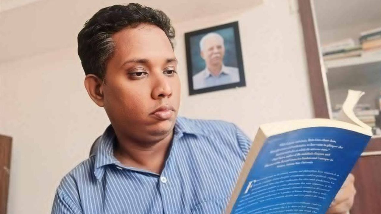 സന്തോഷ് വര്‍ക്കി എന്ന ആറാട്ടണ്ണന്റെ റിവ്യുകള്‍ ഹിറ്റായതിന് പിന്നാലെ അത്തരത്തിലുള്ള വീഡിയോകള്‍ ചെയ്ത് നിരവധിയാളുകള്‍ രംഗത്തെത്തിയിരുന്നു. എന്നാല്‍ റിവ്യു പറയുന്ന ആളുകളുടെ എണ്ണം വര്‍ധിച്ചത് ആറാട്ടണ്ണനെയും പ്രതികൂലമായി ബാധിച്ചു. സന്തോഷ് വര്‍ക്കിക്ക് ഏറെ വിമര്‍ശനങ്ങളും പരിഹാസങ്ങളും ഏറ്റുവാങ്ങേണ്ടി വരാറുണ്ട്. (Image Credits: Social Media)