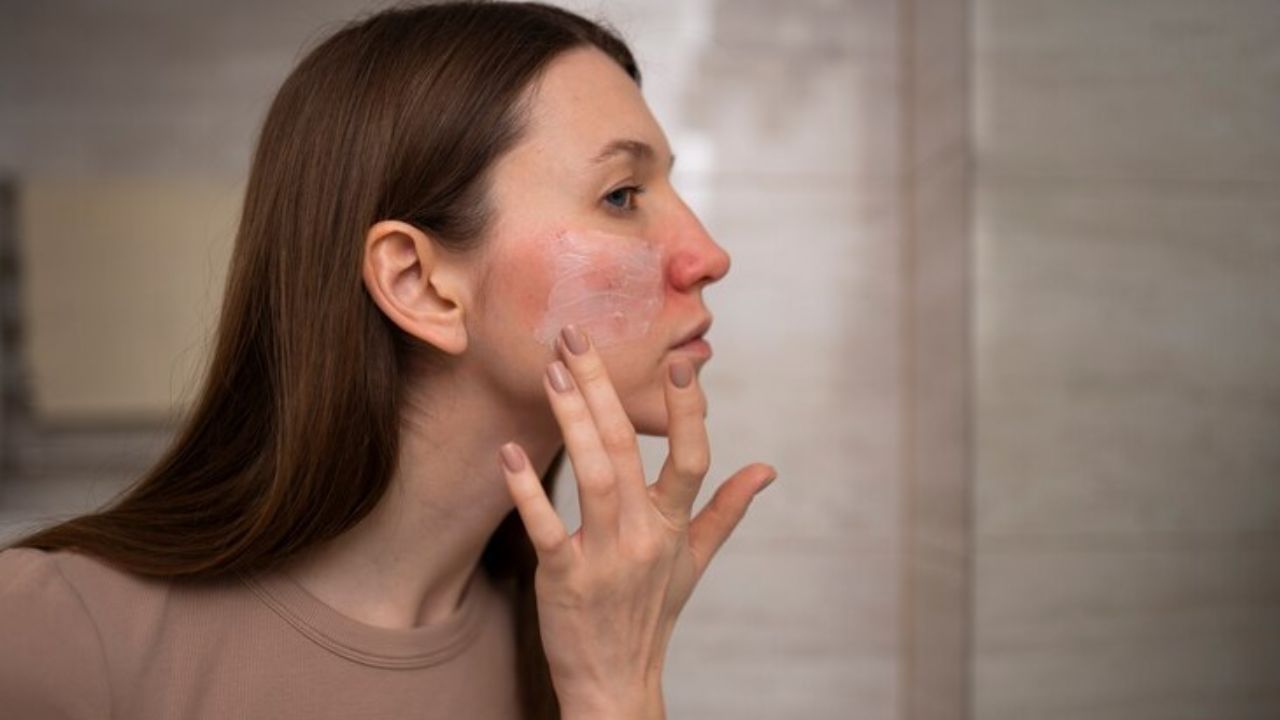 നെയ്യും നിങ്ങള്ക്ക് ഡയറ്റില് ഉള്പ്പെടുത്താവുന്നതാണ്. എന്നാല് ഇവയെല്ലാം ശരീരത്തിലേക്ക് മിതമായ അളവില് മാത്രമേ എത്താന് പാടുകയുള്ളു. വെജിറ്റബിള് ഓയിലുകള്, പഞ്ചസാര, മദ്യം, വറുത്ത ഭക്ഷണങ്ങള് എന്നിവ ഒഴിവാക്കുന്നതും നല്ലതാണ്. (Image Credits: Freepik)