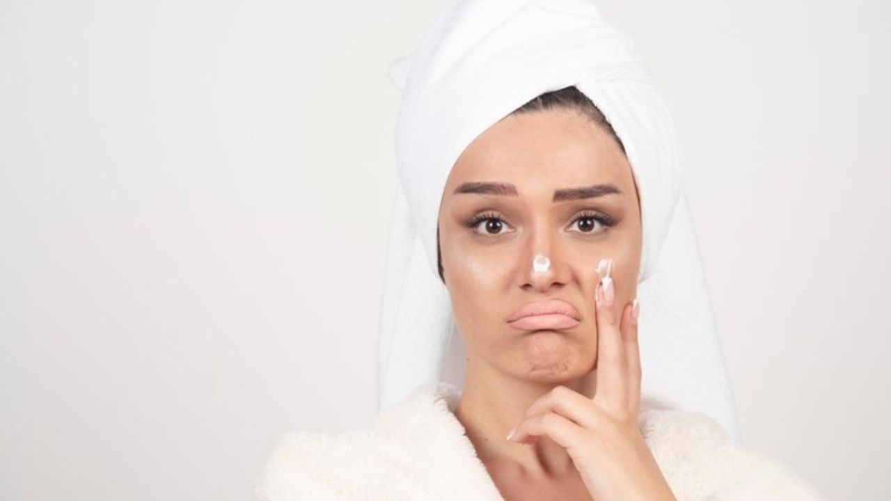 കോശങ്ങളില് ആവശ്യത്തിന് കൊഴുപ്പില്ലാത്ത അവസ്ഥയിലാണ് ചര്മം വരണ്ട് പോകുന്നത്. ഇങ്ങനെ സംഭവിക്കുന്നത് താരനും മുടികൊഴിച്ചിലിനും കാരണമാകുന്നുമുണ്ട്. (Image Credits: Freepik)