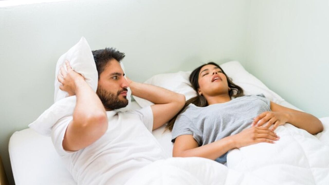 നല്ല ഉറക്കത്തിന് തടസമാകുന്ന കൂര്‍ക്കംവലിയെ എന്നെന്നേക്കുമായി അകറ്റണമെന്ന ആഗ്രഹം എല്ലാവര്‍ക്കുമുണ്ടാകും. ശരീരം നടത്തുന്ന ശ്വസന പ്രവര്‍ത്തനത്തില്‍ എന്തെങ്കിലും തടസം നേരിടുമ്പോഴാണ് കൂര്‍ക്കംവലിയുണ്ടാകുന്നത്. സ്ത്രീകളെ അപേക്ഷിച്ച് പുരുഷന്മാരാണ് കൂര്‍ക്കംവലിക്കുന്നവരില്‍ ഭൂരിഭാഗവും. (Image Credits: Freepik)