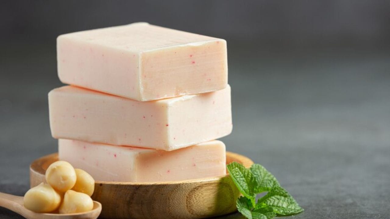 പരസ്യം കണ്ടും മണം നോക്കിയുമെല്ലാം സോപ്പ് വാങ്ങിക്കുന്നത് അത്ര നല്ല ശീലമല്ല. സോപ്പ് തിരഞ്ഞെടുക്കുന്നതിന് മുമ്പ് പല കാര്യങ്ങളും ശ്രദ്ധിക്കേണ്ടതായിട്ടുണ്ട്. രണ്ട് തരത്തിലാണ് സോപ്പുകളുള്ളത്. ഒന്ന് ബാത്തിങ് സോപ്പ്, മറ്റൊന്ന് ടോയ്ലറ്റ് സോപ്പ്. (Image Credits: Freepik)