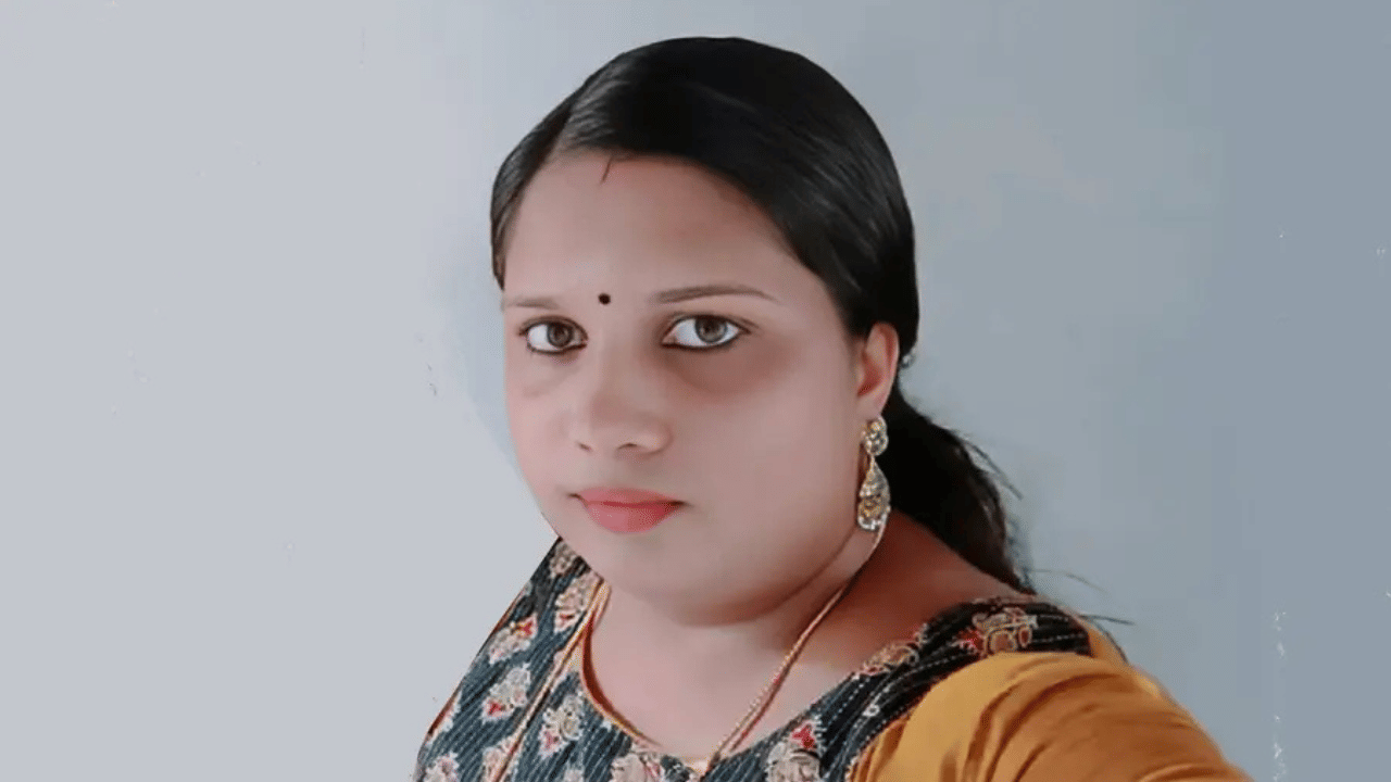 Sreethu Arrest: ദേവസ്വം വകുപ്പിലെ ജോലിക്ക് 10 ലക്ഷം രൂപ; ദുരൂഹത നീങ്ങാതെ കൊലപാതകം, സാമ്പത്തികതട്ടിപ്പ് കേസിൽ ശ്രീതു അറസ്റ്റിൽ