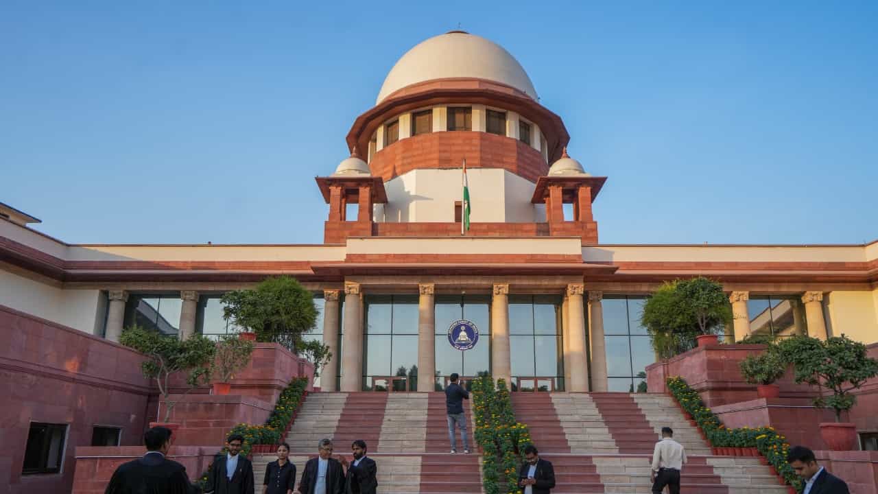 Supreme Court: ഇൻ്റർനെറ്റ് കുത്തക ജിയോയ്ക്ക്; തുക നിയന്ത്രിക്കണമെന്ന് പൊതുതാത്പര്യ ഹർജി: ഇന്ത്യ ഒരു ഫ്രീ മാർക്കറ്റെന്ന് സുപ്രീം കോടതി
