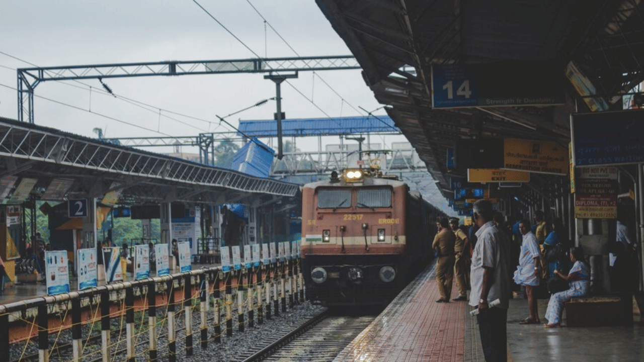 Malayali Station Master Death: ഓടുന്ന ട്രെയിനിൽ ചാടിക്കയറാൻ ശ്രമം, കാൽവഴുതി വീണു; ട്രെയിനിന് അടിയിൽപെട്ട് മലയാളി സ്റ്റേഷൻ മാസ്റ്റർക്ക് ദാരുണാന്ത്യം