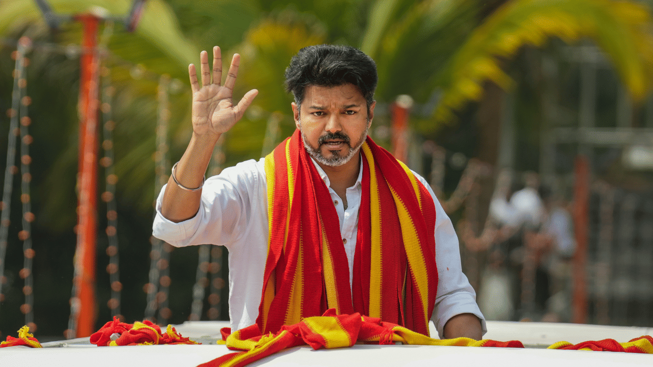 TVK Party: ദളപതി രാഷ്ട്രീയത്തിന് ഇന്ന് ഒന്നാം പിറന്നാൾ; പതാക ഉയര്‍ത്തി വിജയ്