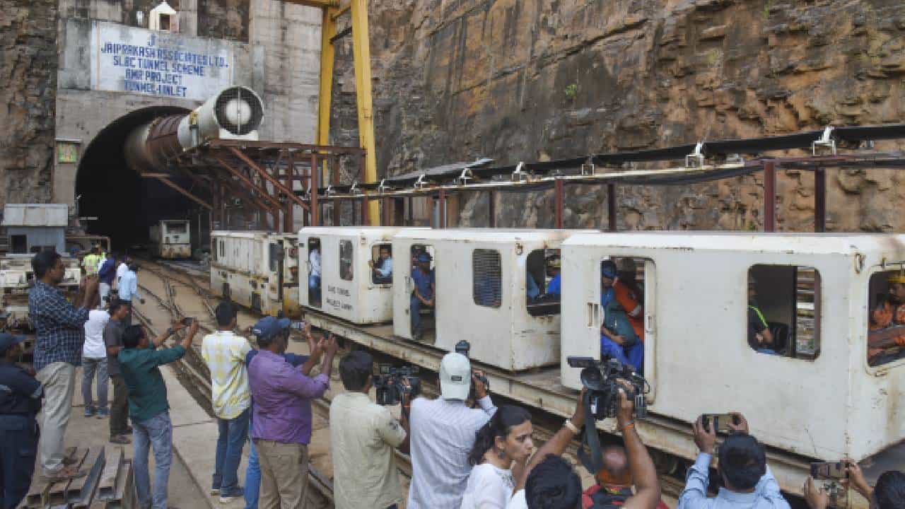 Telangana Tunnel collapse: തെലങ്കാനയിലെ തുരങ്ക അപകടം; രക്ഷാദൗത്യം ഇന്ന് നിര്‍ണായകം; തകർന്ന മെഷീൻ ഭാഗങ്ങളും വെള്ളക്കെട്ടും പാറക്കെട്ടുകളും വെല്ലുവിളി