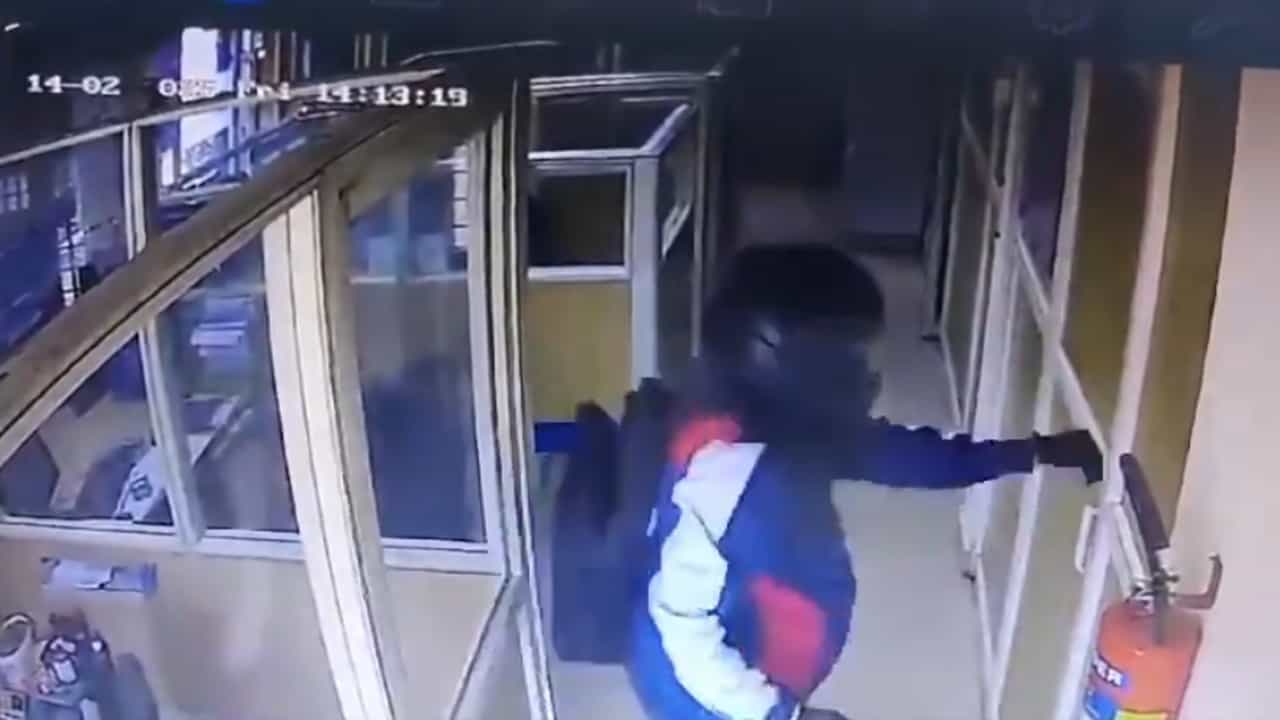 Thrissur Bank Robbery: കൊള്ളയടിച്ചത് പഠിച്ച കള്ളന്‍; പ്രതി ബാങ്കിനെക്കുറിച്ച് കൃത്യമായി അറിയാവുന്നയാള്‍ ? സിസിടിവി ദൃശ്യങ്ങള്‍ പിടിവള്ളിയാകുമെന്ന് പ്രതീക്ഷ