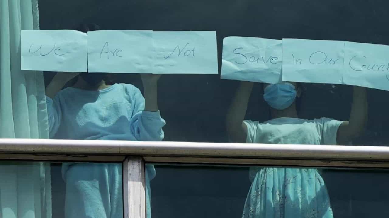 US Deportation: ഹോട്ടൽ ജനാലയിൽ സഹായം ചോദിച്ച് ഇന്ത്യക്കാരടക്കം അഭയാർഥികൾ; അമേരിക്കൻ നടുകടത്തൽ തുടരും