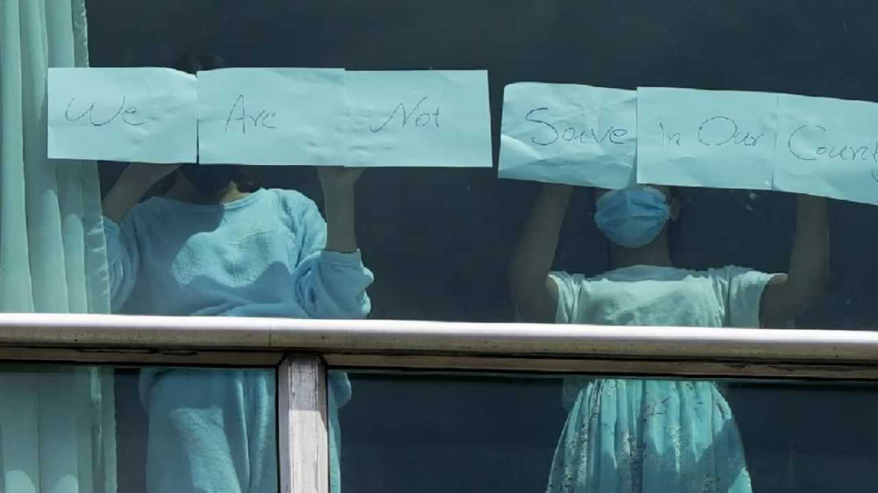 US Deportation: ഹോട്ടൽ ജനാലയിൽ സഹായം ചോദിച്ച് ഇന്ത്യക്കാരടക്കം അഭയാർഥികൾ; അമേരിക്കൻ നടുകടത്തൽ തുടരും