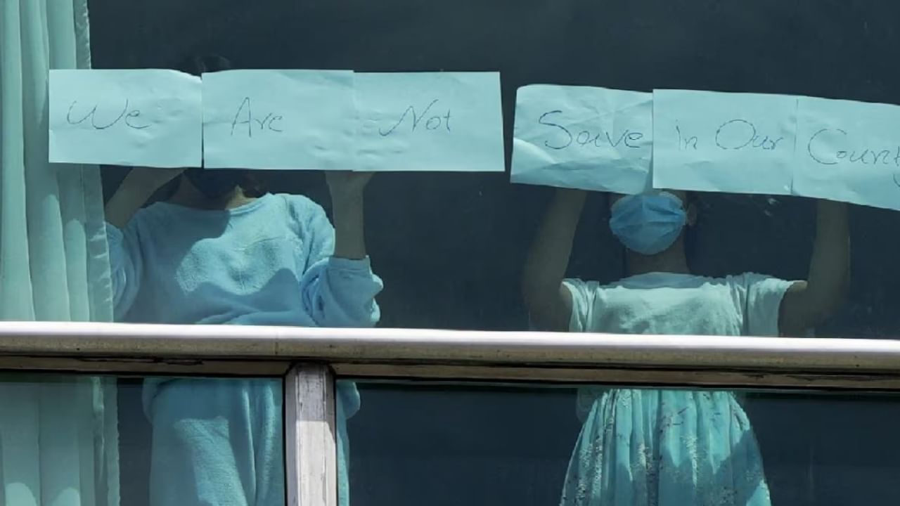 US Deportation: ഹോട്ടൽ ജനാലയിൽ സഹായം ചോദിച്ച് ഇന്ത്യക്കാരടക്കം അഭയാർഥികൾ; അമേരിക്കൻ നടുകടത്തൽ തുടരും