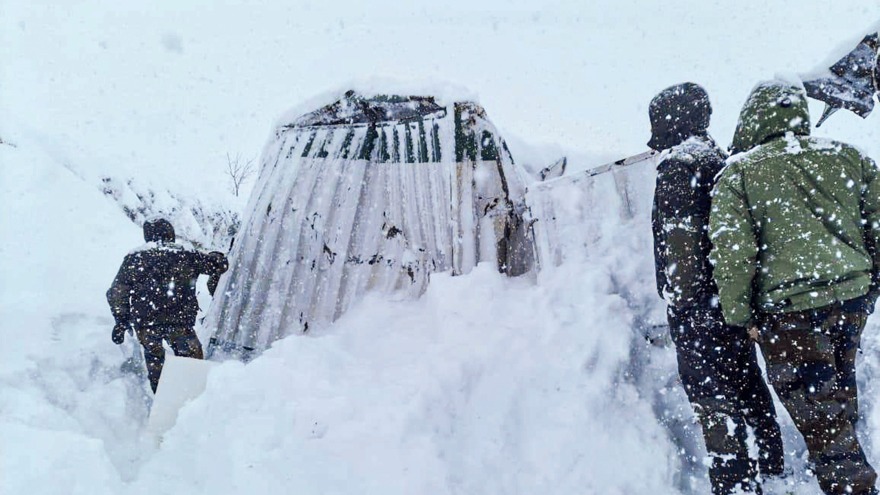Uttarakhand Snowfall: ഉത്തരാഖണ്ഡിലെ ബദരിനാഥിൽ കനത്ത മഞ്ഞുവീഴ്ച: 32 പേരെ രക്ഷപ്പെടുത്തി, 25 പേർ കുടുങ്ങിക്കിടക്കുന്നു