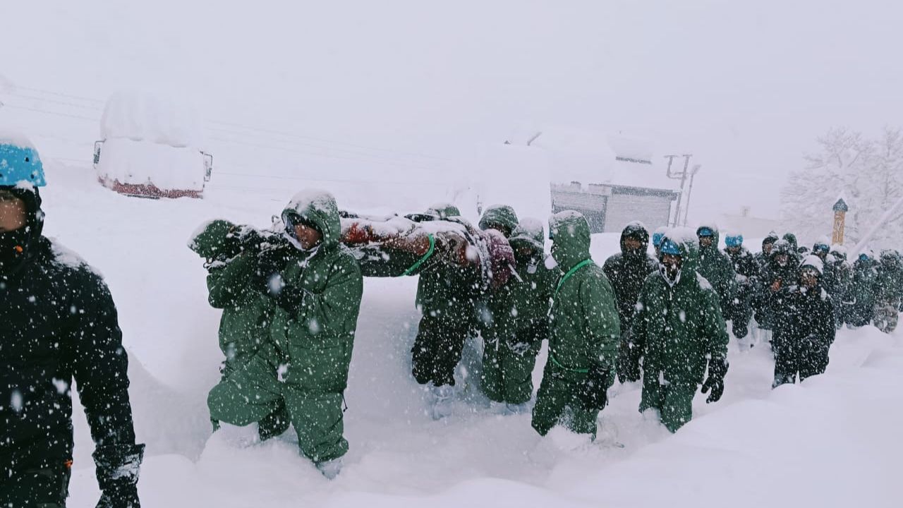 Uttarakhand Avalanche : ഉത്തരഖണ്ഡിൽ ബദ്രിനാഥിന് സമീപം മഞ്ഞുമല ഇടിഞ്ഞ് അപകടം; 40ൽ അധികം ജീവനക്കാരെ കാണാതായി