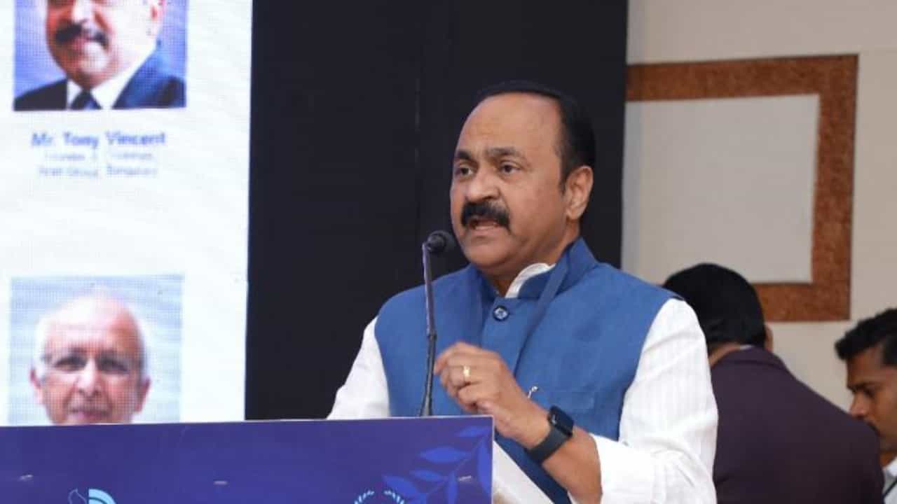 VD Satheesan: സിപിഎം നേതാക്കളുടെ തലതിരിഞ്ഞ രാഷ്ട്രീയനിലപാടുകൾ കേരളത്തിൻ്റെ വികസനത്തെ പതിറ്റാണ്ടുകൾ പിന്നോട്ടടിച്ചു; ആരോപണവുമായി ഡി സതീശൻ