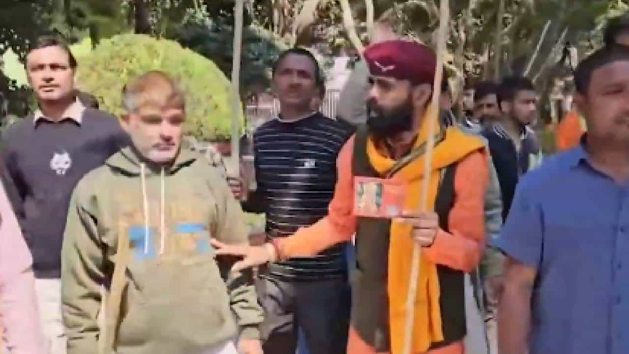 Valentines Day: പൊതുസ്ഥലങ്ങളില്‍ അശ്ലീലത അനുവദിക്കില്ല; വാലന്റൈന്‍സ് ദിനത്തില്‍ കമിതാക്കളെ വടിയെടുത്ത് ഓടിച്ചു