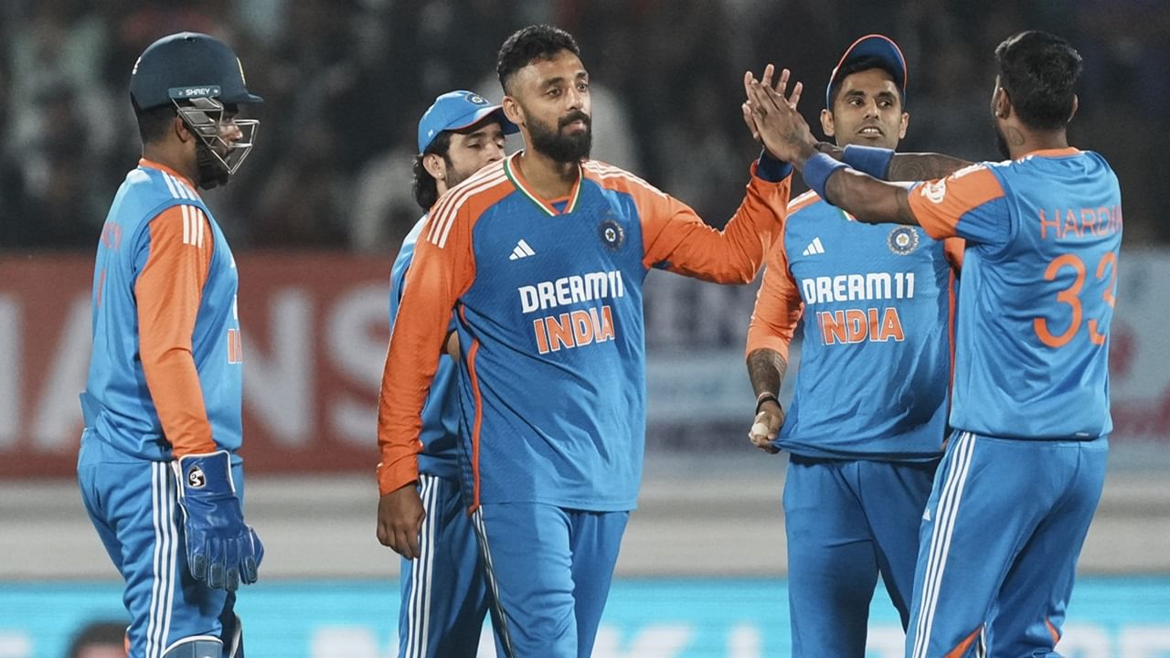 ദ്വിരാഷ്ട്ര ടി20 പരമ്പരയില് ഏറ്റവും കൂടുതല് വിക്കറ്റുകള് വീഴ്ത്തിയ രാജ്യാന്തര താരങ്ങളുടെ പട്ടികയില് ന്യൂസിലന്ഡിന്റെ ഇഷ് സോധിയെയും, ജപ്പാന്റെ ചാള്സ് ഹിന്സിനെയും മറികടന്നാണ് ചക്രവര്ത്തി രണ്ടാമതെത്തിയത്. സോധിയും ഹിന്സും 13 വിക്കറ്റുകള് വീഴ്ത്തിയിരുന്നു. മലാവിയുടെ സാമി സൊഹൈലിനൊപ്പം രണ്ടാം സ്ഥാനം ചക്രവര്ത്തി പങ്കിടുന്നു (Image Credits : PTI)