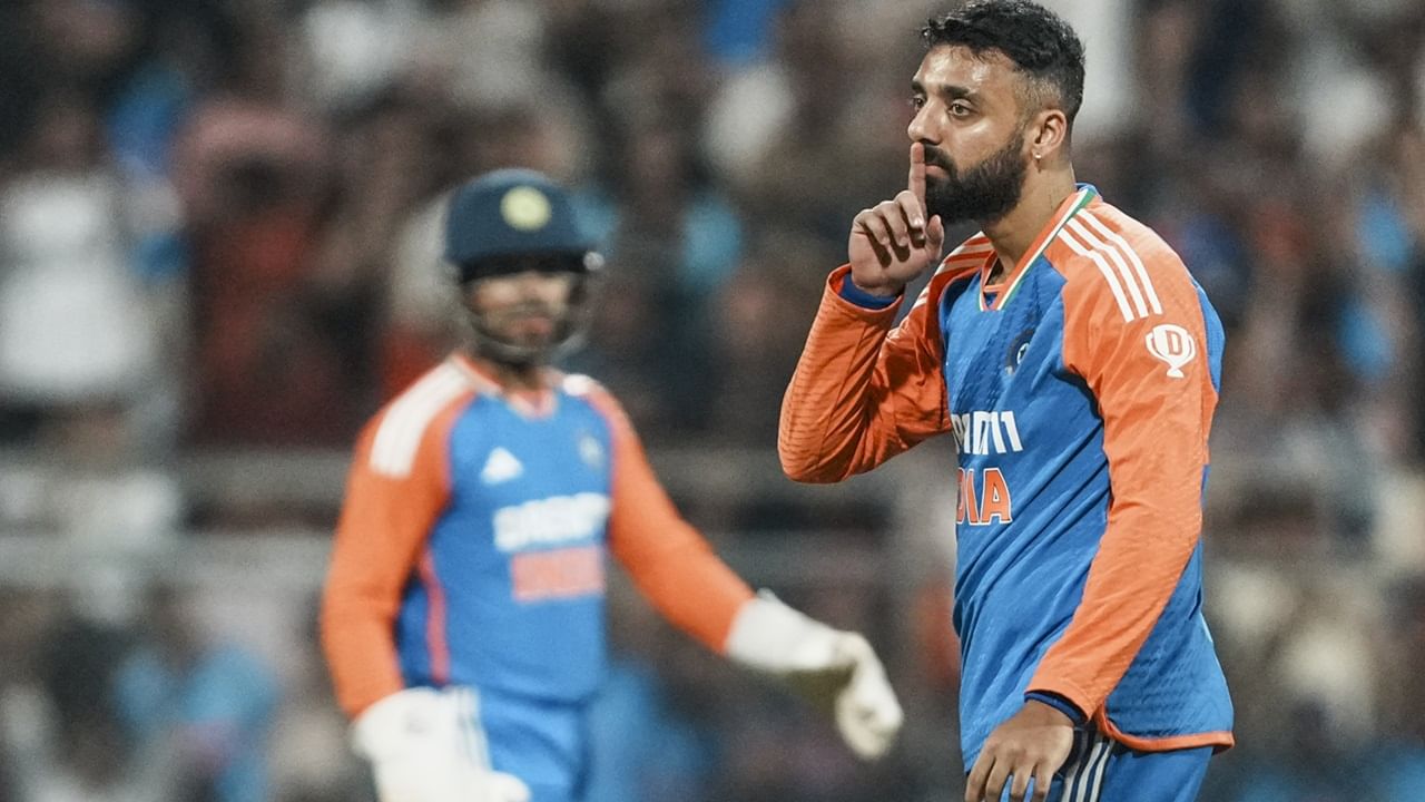 ഇംഗ്ലണ്ടിനെതിരെ തകര്പ്പന് പ്രകടനമാണ് ചക്രവര്ത്തി പുറത്തെടുത്തത്. ആദ്യ മത്സരത്തില് മൂന്ന്, രണ്ടാമത്തേതില് രണ്ട്, മൂന്നാമത്തേതില് അഞ്ച്, നാലാമത്തേതില് രണ്ട്, അഞ്ചാമത്തേതിലും രണ്ട് എന്നിങ്ങനെയാണ് താരം വിക്കറ്റുകള് വീഴ്ത്തിയത് (Image Credits : PTI)