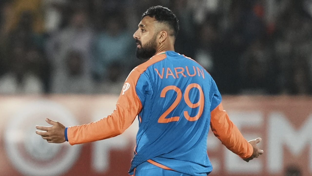 ഇംഗ്ലണ്ടിനെതിരായ ടി20 പരമ്പരയില്‍ 14 വിക്കറ്റുകളാണ് ഇന്ത്യന്‍ സ്പിന്നര്‍ വരുണ്‍ ചക്രവര്‍ത്തി സ്വന്തമാക്കിയത്. ഒരു വിക്കറ്റ് കൂടി സ്വന്തമാക്കിയിരുന്നെങ്കില്‍ താരത്തിന് ഒരു തകര്‍പ്പന്‍ റെക്കോഡ് സ്വന്തം പേരിനൊപ്പം ചേര്‍ക്കാമായിരുന്നു (Image Credits : PTI) 