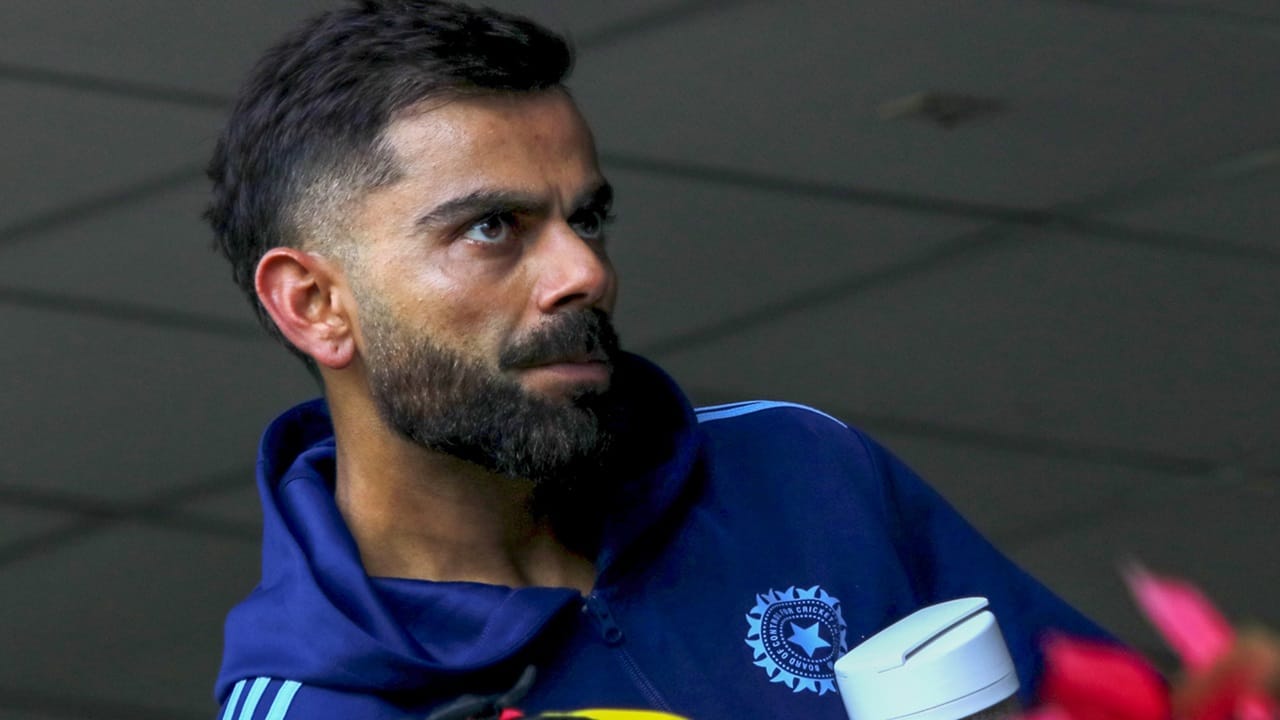 രാജ്യാന്തര ക്രിക്കറ്റില്‍ തീര്‍ത്തും മങ്ങിയ ഫോമിലാണ് വിരാട് കോഹ്ലി. രഞ്ജി ട്രോഫിയിലും നിരാശപ്പെടുത്തി. ഇംഗ്ലണ്ടിനെതിരെ ഇന്ന് ആരംഭിക്കുന്ന ഏകദിന പരമ്പരയിലൂടെ ഫോമിലേക്ക് തിരികെയെത്താനാകും താരത്തിന്റെ ശ്രമം (Image Credits : PTI)