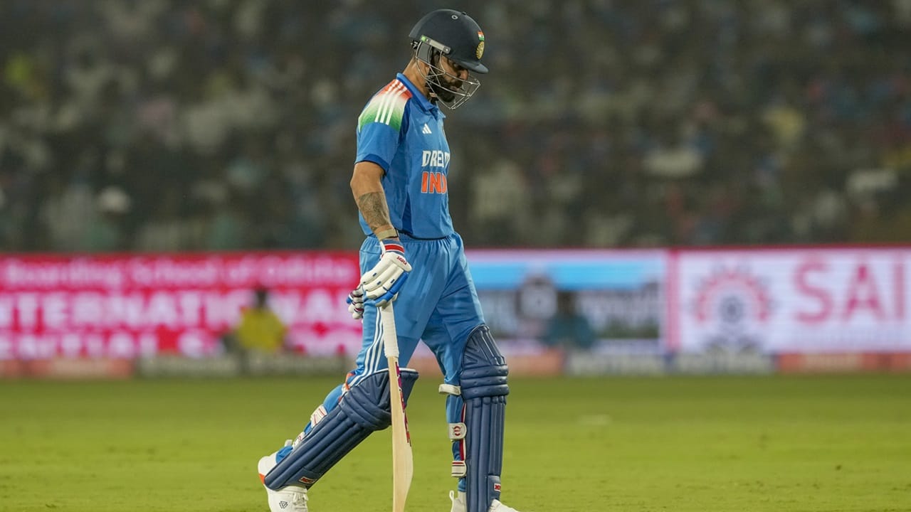 സമീപകാലത്ത് രാജ്യാന്തര ക്രിക്കറ്റില്‍ മങ്ങിയ ഫോമിലാണ് വിരാട് കോഹ്ലി. ഇന്ന് നടക്കുന്ന ഇംഗ്ലണ്ടിനെതിരായ ഏകദിന മത്സരത്തിലൂടെ താരത്തിന് ഫോമിലേക്ക് മടങ്ങിയെത്തിയേ തീരൂ. (Image Credits: PTI)