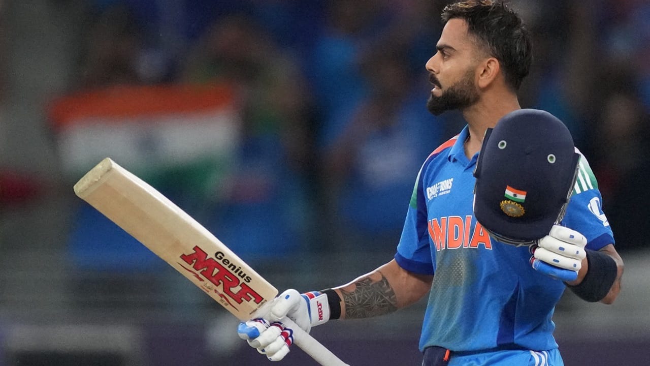 പാകിസ്ഥാനെതിരായ ചേസിങിന് നേതൃത്വം നല്കിയ വിരാട് കോഹ്ലി ഏകദിനത്തിലെ തന്റെ 51-ാം സെഞ്ചുറിയും സ്വന്തമാക്കി. പുറത്താകാതെ 100 റണ്സ് നേടിയ കോഹ്ലിയായിരുന്നു ഇന്ത്യയുടെ വിജയശില്പി (Image Credits : PTI)