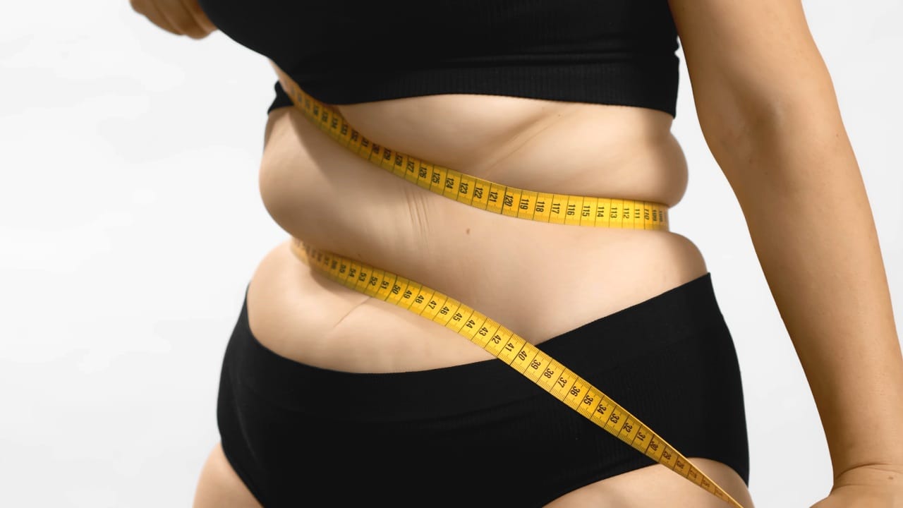 അരയിൽ കൊഴുപ്പടിഞ്ഞുകൂടുന്നത് നമ്മളിൽ പലരുടെയും പ്രശ്നമാണ്. അഞ്ച് പ്രഭാത പതിവുകൾ ശീലിച്ചാൽ അരയിലെ കൊഴുപ്പ് നിയന്ത്രിക്കാനാവും. രാവിലെ ഒരു ഗ്ലാസ് ചൂട് നാരങ്ങാവെള്ളം കുടിയ്ക്കുന്നത് മെറ്റാബൊളിസം മെച്ചപ്പെടുത്താൻ സഹായിക്കും. നാരങ്ങയിലെ വിറ്റാമിൻ സി കൊഴുപ്പ് കുറയ്ക്കാൻ സഹായിക്കും. ചൂടുവെള്ളം ടോക്സിൻസിനെ പുറത്താക്കി ദഹനത്തെ സഹായിക്കും. ഇതിൽ അല്പം തേൻ കൂടി ഇടുന്നത് വളരെ നല്ലതാണ്. (Image Courtesy - Freepik)
