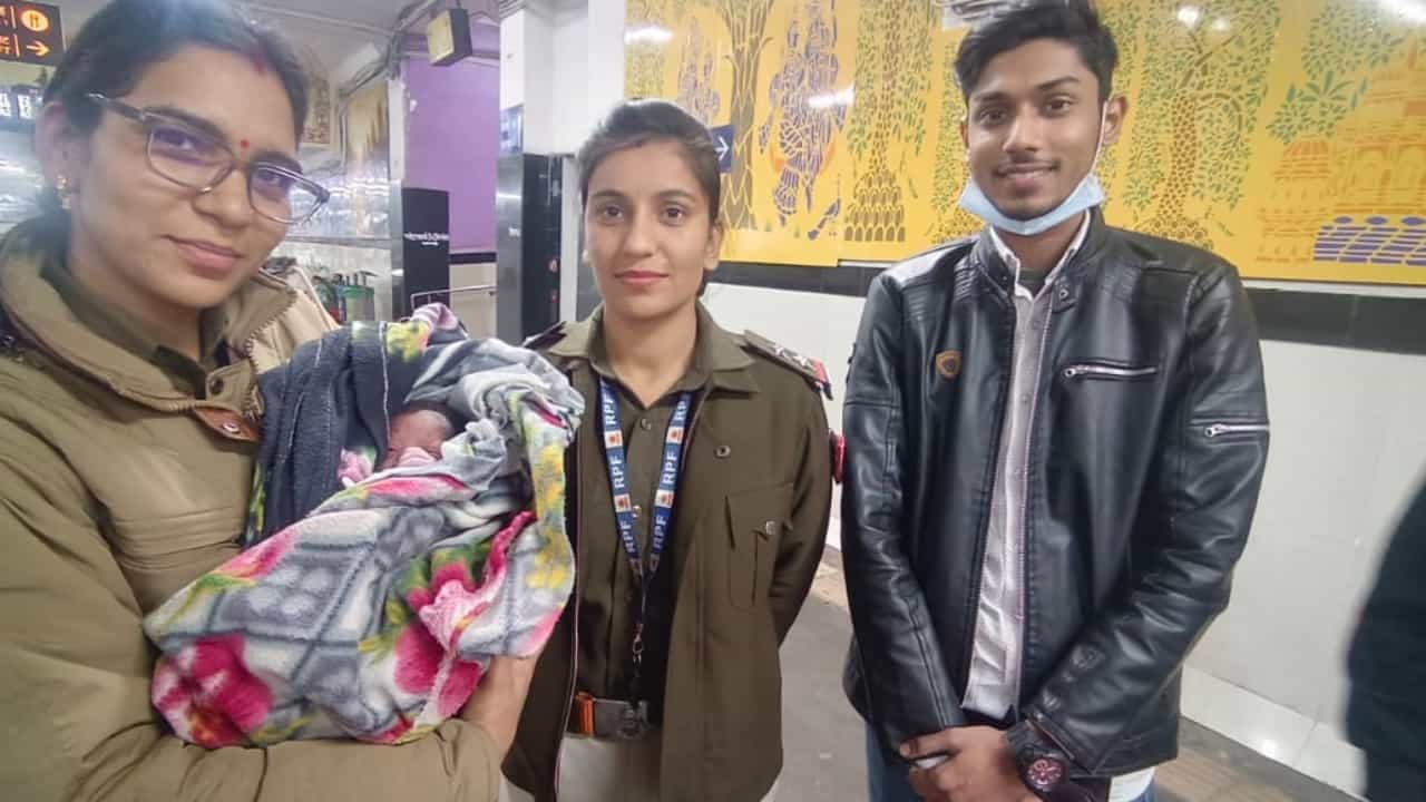 Railway Station: റെയിൽവേ സ്റ്റേഷനിൽ കുഞ്ഞിന് ജന്മം നൽകി യുവതി; സഹായം നൽകിയത് പോലീസ് ഉദ്യോഗസ്ഥർ