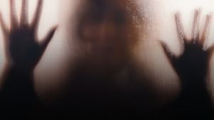 Crime News: കോഴിക്കോട് പീഡനശ്രമം ചെറുക്കാൻ ലോഡ്ജിൽ നിന്ന് ചാടി; 29കാരി ഗുരുതര പരിക്കേറ്റ് ആശുപത്രിയിൽ Crime News: കോഴിക്കോട് പീഡനശ്രമം ചെറുക്കാൻ ലോഡ്ജിൽ നിന്ന് ചാടി; 29കാരി ഗുരുതര പരിക്കേറ്റ് ആശുപത്രിയിൽ