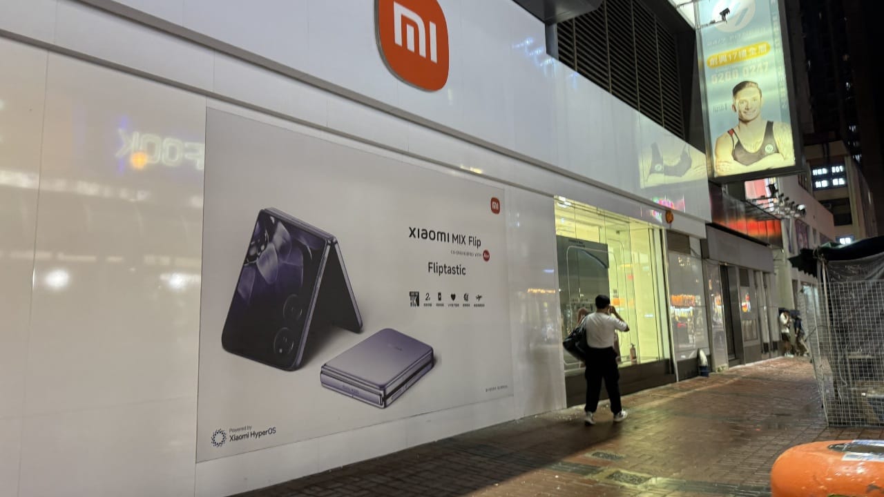 ഷവോമിയുടെ ഫ്ലിപ് ഫോണായ ഷവോമി മിക്സ് ഫ്ലിപ് 2 അണിയറയിൽ. 5100 എംഎഎച്ച് ബാറ്ററിയാവും ഫോണിൽ ഉണ്ടാവുകയെന്നാണ് റിപ്പോർട്ടുകൾ. ക്ലാംഷെൽ മോഡൽ ഫോൾഡബിൾ ഫോണാണ് ഷവോമി മിക്സ് ഫ്ലിപ് 2. ഷവോമി മിക്സ് ഫ്ലിപിൻ്റെ രണ്ടാം തലമുറയായാണ് ഷവോമി മിക്സ് ഫ്ലിപ് 2. (Image Courtesy - Social Media)
