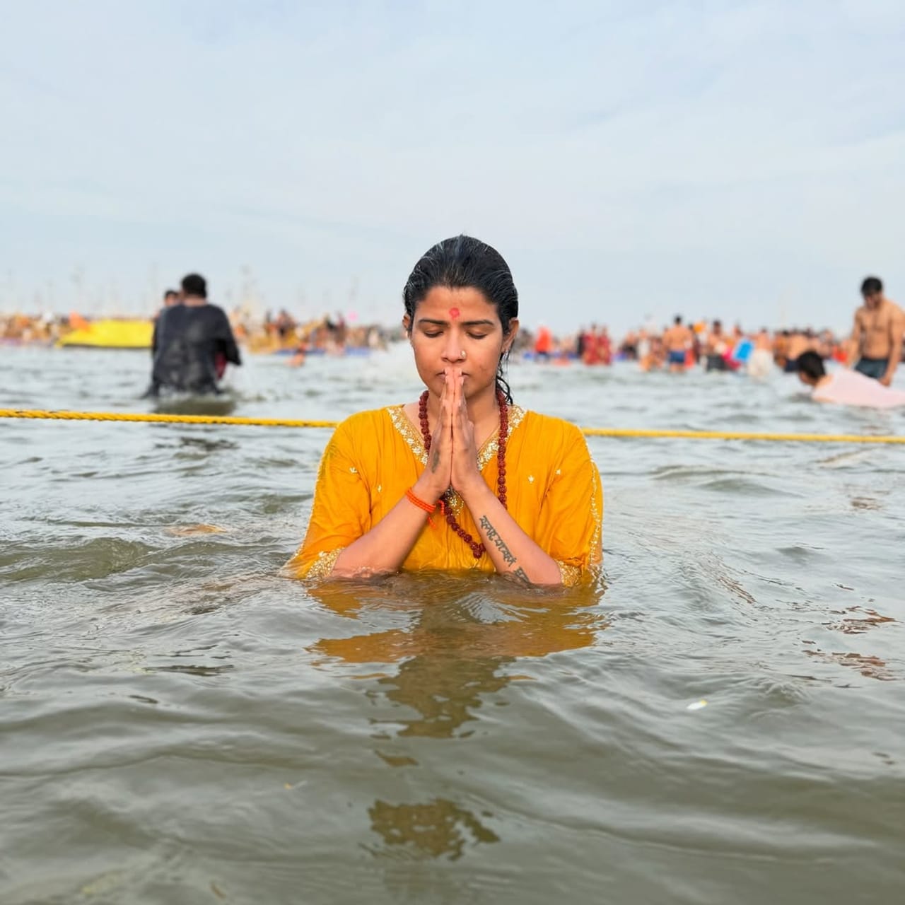 ഉത്തർപ്രദേശിലെ പ്രയാ​ഗ്‍രാജിൽ നടക്കുന്ന മഹാകുംഭമേളയിൽ പങ്കെടുത്ത് ഗായിക അമൃത സുരേഷ്.  പുണ്യനദിയിൽ സ്നാനം ചെയ്യുന്ന ചിത്രം പങ്കുവച്ച് കൊണ്ടാണ് താരം ഇക്കാര്യം ആരാധകരുമായി പങ്കുവച്ചത്. മഞ്ഞ നിറത്തിലുള്ള  വസ്ത്രം ധരിച്ച്, പ്രാർഥനയോടെ കൈകൂപ്പി നിൽക്കുന്ന അമൃതയെയാണ് ചിത്രത്തിൽ കാണാനാകുന്നത്. (image credits:instagram)
