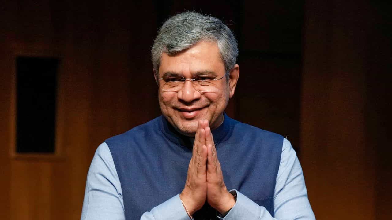 Railway Budget 2025: റെയില്വേ ബജറ്റ്; യുപിഎ സര്ക്കാര് തന്നതിനേക്കാല് കൂടുതല്, കേരളത്തിന് 3042 കോടി Railway Budget 2025: റെയില്വേ ബജറ്റ്; യുപിഎ സര്ക്കാര് തന്നതിനേക്കാല് കൂടുതല്, കേരളത്തിന് 3042 കോടി