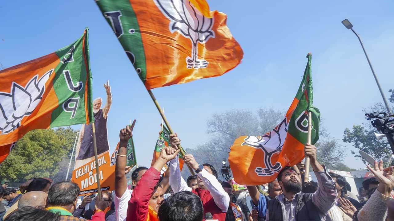 Delhi Election Result 2025 : ആപ്പ് അണ്ഇന്സ്റ്റാള് ചെയ്ത് ഡല്ഹി ജനത; ഇന്ദ്രപ്രസ്ഥത്തില് താമരക്കാലം; ബിജെപി സർക്കാർ രൂപീകരണ ചർച്ചയിലേക്ക് Delhi Election Result 2025 : ആപ്പ് അണ്ഇന്സ്റ്റാള് ചെയ്ത് ഡല്ഹി ജനത; ഇന്ദ്രപ്രസ്ഥത്തില് താമരക്കാലം; ബിജെപി സർക്കാർ രൂപീകരണ ചർച്ചയിലേക്ക്