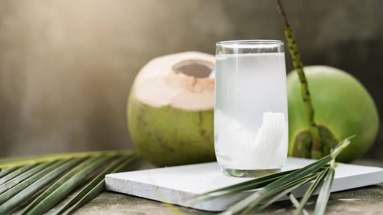 അമിതവണ്ണം  പല രോഗങ്ങൾക്കും കാരണമാകും.ശരീരഭാരം കുറയ്ക്കാനും വയറിന് ചുറ്റും അടിഞ്ഞുകൂടിയ കൊഴുപ്പ് കുറയ്ക്കാനും, കരിക്കിൻ വെള്ളം നിങ്ങളുടെ ദിനചര്യയുടെ ഭാഗമാക്കുക. ഇതുവഴി ഏതാനും മാസങ്ങൾക്കുള്ളിൽ നിങ്ങളുടെ ശരീരം പഴയ രൂപത്തിലേക്ക് മടങ്ങും.

