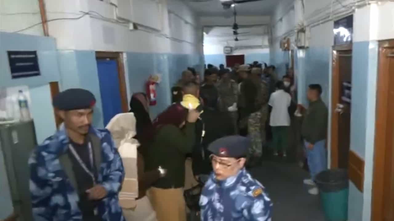CRPF : സിആര്പിഎഫ് ക്യാമ്പില് വെടിവയ്പ്; സഹപ്രവര്ത്തകരെ കൊലപ്പെടുത്തി ജവാന് ജീവനൊടുക്കി CRPF : സിആര്പിഎഫ് ക്യാമ്പില് വെടിവയ്പ്; സഹപ്രവര്ത്തകരെ കൊലപ്പെടുത്തി ജവാന് ജീവനൊടുക്കി