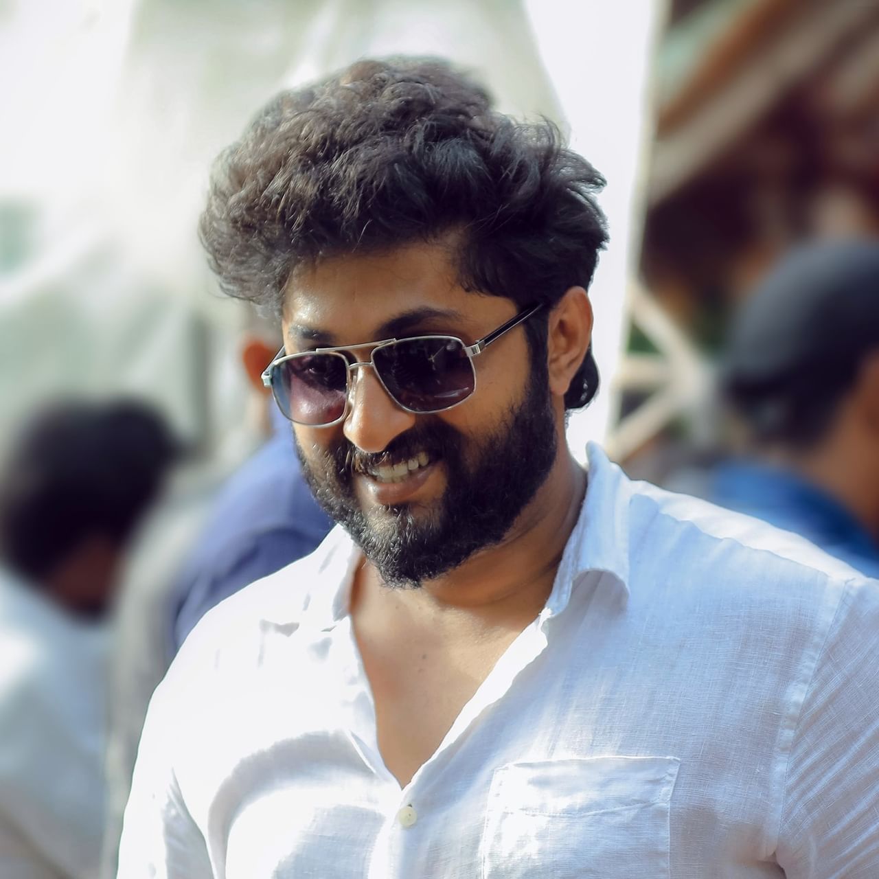"അതൊക്കെ കഴിഞ്ഞ് എത്ര നാളുകൾക്ക് ശേഷമാണ് നിൻ്റെയൊക്കെ ഇടയിൽ വന്ന് പെട്ടത്. തലയിലെ ഏതോ ഞരമ്പിൽ കൂടെയൊക്കെ കുറേ നാള് കഴിഞ്ഞാണ് കരണ്ട് ഓടുന്നത്. നീ തന്നെ ഇവിടത്തെ രാജാവ്. വേറെ ആരുമല്ല. നീ കാരണമല്ലേ കപ്പല് മുതലാളി പിന്നെയും വന്നത്" എന്ന് പിഷാരടി പറയുമ്പോൾ "മറ്റുള്ളവർ പറയുന്ന തമാശകൾ നമ്മൾ ആസ്വദിക്കണം" എന്ന് ധ്യാൻ പറയുന്നു. (Image Courtesy- Dhyan Sreenivasan Facebook)
