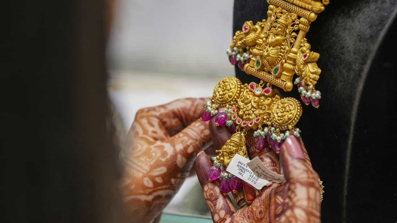 Kerala Gold Price : പൊന്നിന്റെ വില കണ്ടാല്‍ കണ്ണില്‍ പൊന്നീച്ച പറക്കും; എങ്കിലും നേരിയ ആശ്വാസം