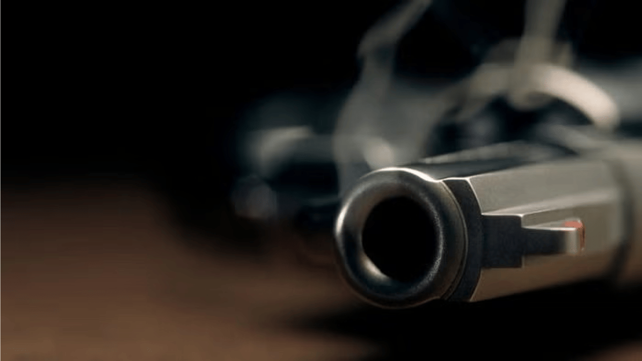 Karnataka Gun Fires: അബദ്ധത്തിൽ തോക്ക് പൊട്ടി; 4 വയസുകാരന് ദാരുണാന്ത്യം, അമ്മയ്ക്ക് പരിക്ക്, സംഭവം കർണാടകയിൽ Karnataka Gun Fires: അബദ്ധത്തിൽ തോക്ക് പൊട്ടി; 4 വയസുകാരന് ദാരുണാന്ത്യം, അമ്മയ്ക്ക് പരിക്ക്, സംഭവം കർണാടകയിൽ