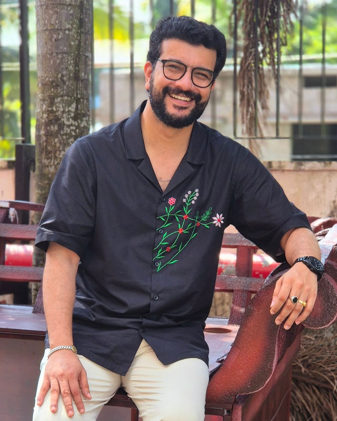 "നമ്മൾ ഒരു സാധനം അടിച്ചിട്ട് അവിടെ ചിരിച്ചോണ്ടിരിക്കുമ്പോഴും രമേഷ് പിഷാരടി ഇങ്ങനെ ഇരിക്കും. 'ഇവൻ ഒരെണ്ണം അടിച്ചു, ഇനി ഇതിൻ മുകളിൽ അടിക്കണമല്ലോ' എന്ന ചിന്തയാണ്. ശ്രദ്ധിച്ചിട്ടുണ്ടോ? ശ്രദ്ധിച്ചാൽ മനസ്സിലാവും. എപ്പഴും ബാക്കിയുള്ളവരുടെ തമാശയ്ക്ക് ചിരിക്കില്ല. ഇതെൻ്റെ ഒബ്സർവേഷനാണ്."- ധ്യാൻ പറയുന്നു. (Image Courtesy- Ramesh Pisharody Facebook)