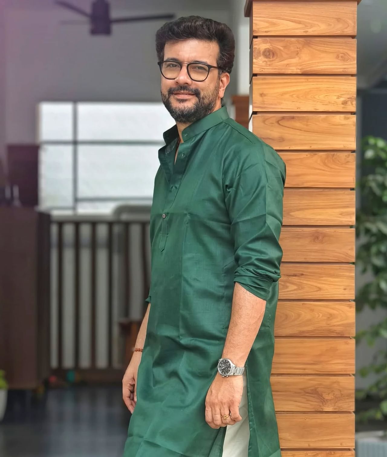 മറുപടിയ്ക്കിടെ സംസാരിക്കാൻ ശ്രമിച്ച ധ്യാനെ തടഞ്ഞുകൊണ്ട്, "നീ സംസാരിച്ച് തീരുന്നത് വരെ ഞാൻ മിണ്ടിയില്ല" എന്ന് പറഞ്ഞിട്ട് പിഷാരടി തുടർന്നു. "അതുകൊണ്ട് തമാശ പറയുന്നതിന് കുറച്ച് മുൻപേ ആക്ഷൻ തുടങ്ങുന്നതിന് പകരം മിണ്ടാതെയിരുന്ന് ഒരു സൈഡിൽ കൂടി അടിയ്ക്കും. ഫോൺ ഇൻ പരിപാടികൾ ഉള്ള സമയത്ത് ഫോൺ വിളിച്ച് നർമ്മം പറഞ്ഞ് ശീലിച്ചതാണ്."- പിഷാരടി പറഞ്ഞു. (Image Courtesy- Ramesh Pisharody Facebook)