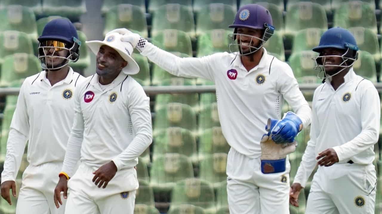 Ranji Trophy : പഞ്ചാലിന്റെ പഞ്ചില് വലഞ്ഞ് കേരള ബൗളര്മാര്; ഗുജറാത്ത് രണ്ടും കല്പിച്ച് Ranji Trophy : പഞ്ചാലിന്റെ പഞ്ചില് വലഞ്ഞ് കേരള ബൗളര്മാര്; ഗുജറാത്ത് രണ്ടും കല്പിച്ച്
