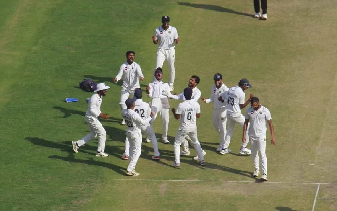 Ranji Trophy : ക്യാച്ചസ് വിന്‍ മാച്ചസ് ! സല്‍മാന്റെ ഹെല്‍മറ്റില്‍ തട്ടിക്കറങ്ങിയത് ക്യാച്ചല്ല, ഫൈനലിലേക്കുള്ള ടിക്കറ്റാണ്‌; നെഞ്ചിടിപ്പേറ്റിയ നിമിഷങ്ങള്‍