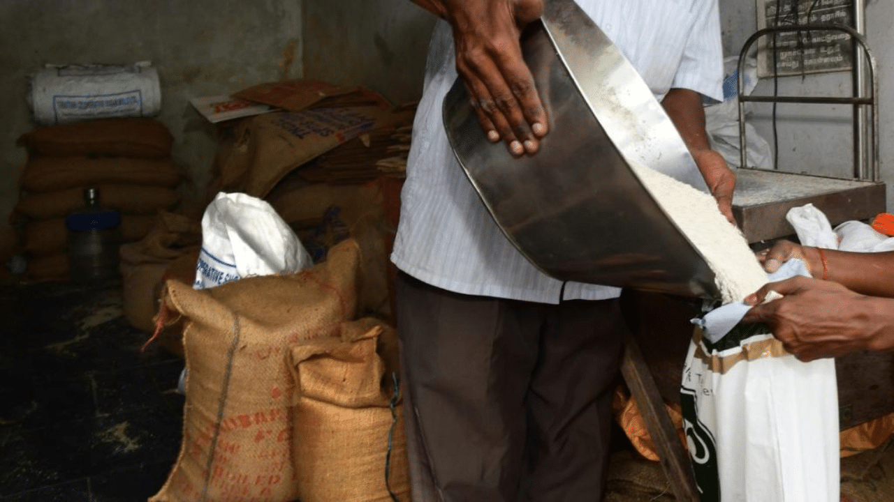 January Ration Distribution: ജനുവരിയിലെ റേഷൻ വിതരണം ഫെബ്രുവരി അഞ്ച് വരെ: ആറിന് അവധി January Ration Distribution: ജനുവരിയിലെ റേഷൻ വിതരണം ഫെബ്രുവരി അഞ്ച് വരെ: ആറിന് അവധി