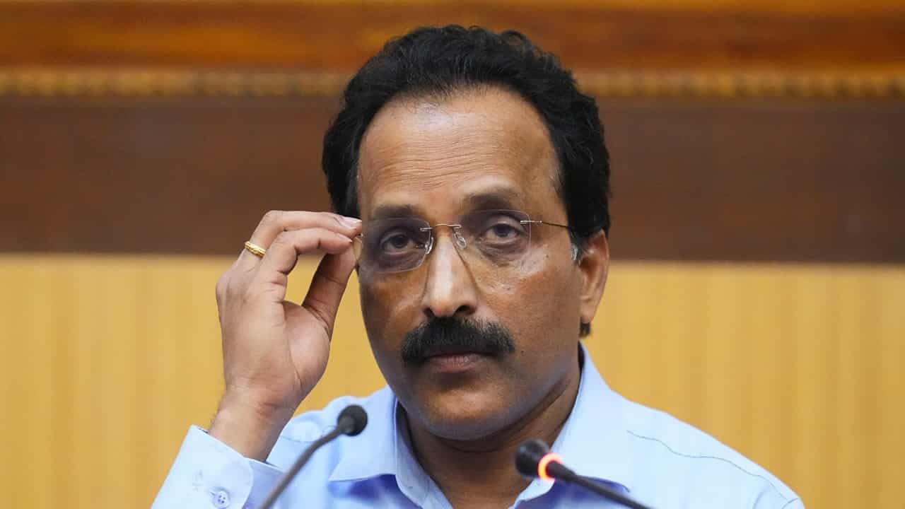 Dr S Somanath : യാത്ര ചെയ്യരുതെന്നായിരുന്നു നിര്‍ദ്ദേശം, ചെവിയിലൂടെ രക്തം വന്നാല്‍ മരണം വരെ സംഭവിക്കുമെന്ന് പറഞ്ഞു;അര്‍ബുദത്തെ അതിജീവിച്ചതിനെക്കുറിച്ച് ഡോ. എസ്. സോമനാഥ്‌