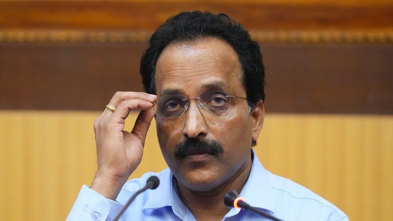 Dr S Somanath : ‘യാത്ര ചെയ്യരുതെന്നായിരുന്നു നിര്‍ദ്ദേശം, ചെവിയിലൂടെ രക്തം വന്നാല്‍ മരണം വരെ സംഭവിക്കുമെന്ന് പറഞ്ഞു’;അര്‍ബുദത്തെ അതിജീവിച്ചതിനെക്കുറിച്ച് ഡോ. എസ്. സോമനാഥ്‌