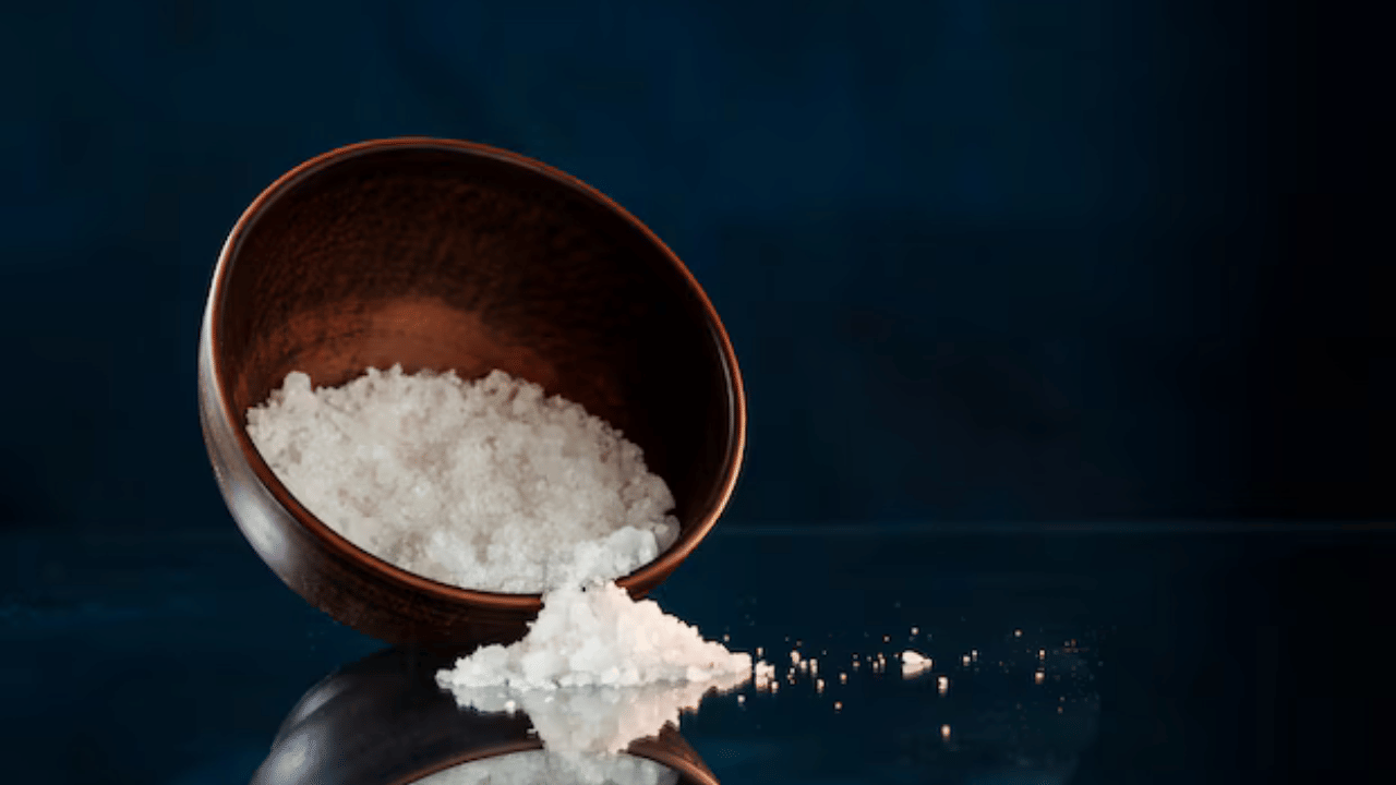  ഉപ്പ് ശരീരത്തിന് അത്യന്താപേക്ഷിതമാണ്. എന്നാൽ അമിതമായ ഉപയോഗം ഹൃദയത്തെയും വൃക്കകളെയും അപകടത്തിലാക്കുന്നു. ദിവസവും 5 ഗ്രാമിൽ താഴെ മാത്രം ഉപ്പ് കഴിക്കാനാണ് ലോകാരോ​ഗ്യ സംഘടന ശുപാർശ ചെയ്യുന്നത്. എന്നാൽ ഈ പരിധി ലംഘിച്ചാണ് നമ്മളിൽ പലരുടേയും ജീവതശൈലി മുന്നോട്ട് പോകുന്നത്. 

